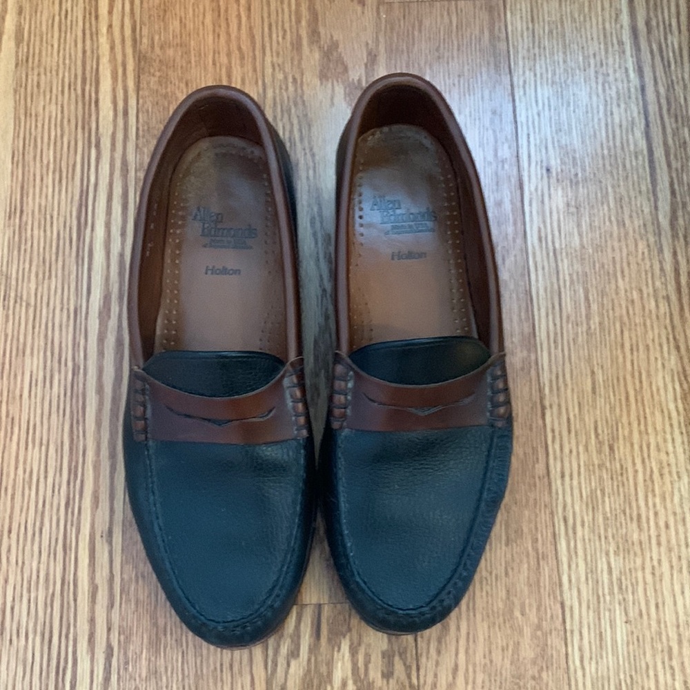 Men’s Allen Edmonds Holton two-toned penny loafers. Size 8.5